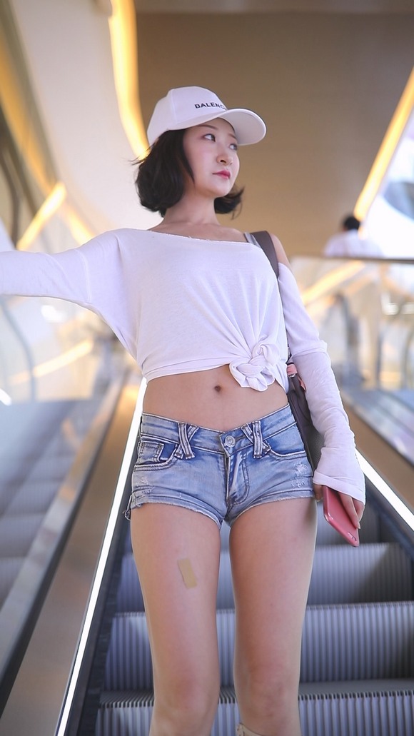 模拍漂亮的极品热裤月牙美女《五》[4.16G/MP4]