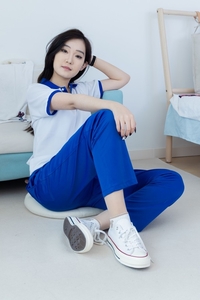 物恋传媒 NO.2398 橙橙-帆布鞋、白棉袜、校服裤里丝 [170P1V-4.17GB]