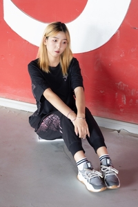 [袜啵啵]NO.018 木木-运动鞋、白棉袜、裸足[136P+1V／3.94GB]