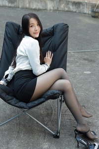 [IESS异思趣向] 1358 婉萍《户外OL》[88P／106MB]