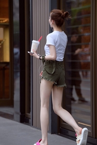 精选街拍 NO.1671 听歌的长腿牛仔热裤美女[30P／20MB]